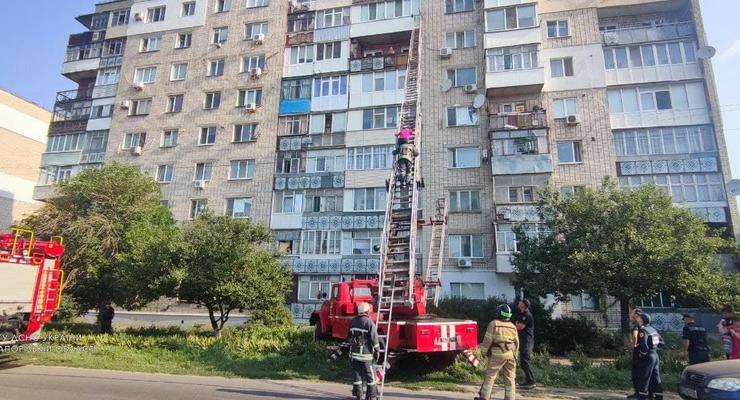 В Бердянске женщина выпала с девятого этажа, но зацепилась за подоконник