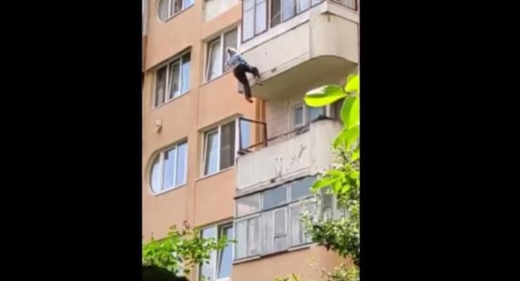 На Тернопольщине пенсионерка выпала из пятого этажа и застряла на веревках