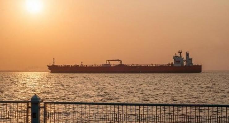 У побережья ОАЭ потеряли управление сразу шесть танкеров