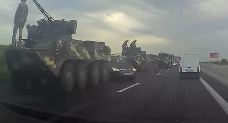 Под Киевом произошло ДТП с военной техникой и легковушкой