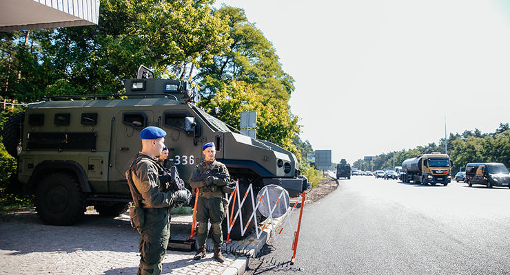 На въездах в Киев появились блокпосты с бронетехникой