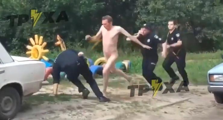 Под Харьковом голый мужчина "раскидал" наряд полиции