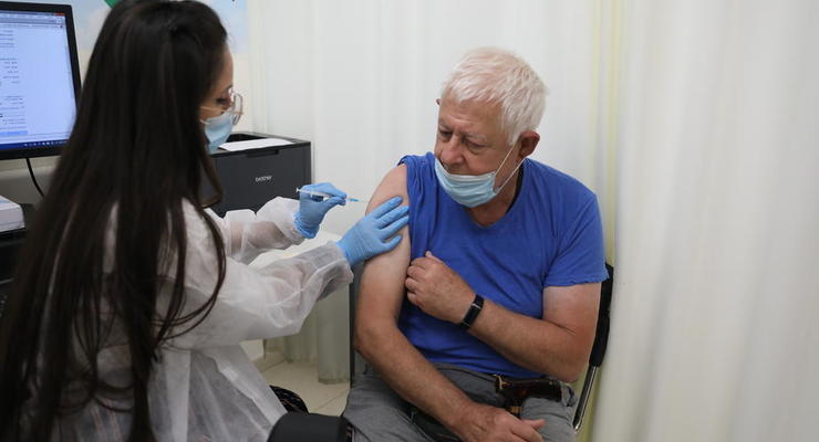 За сутки 167 тыс украинцев вакцинировали от COVID-19