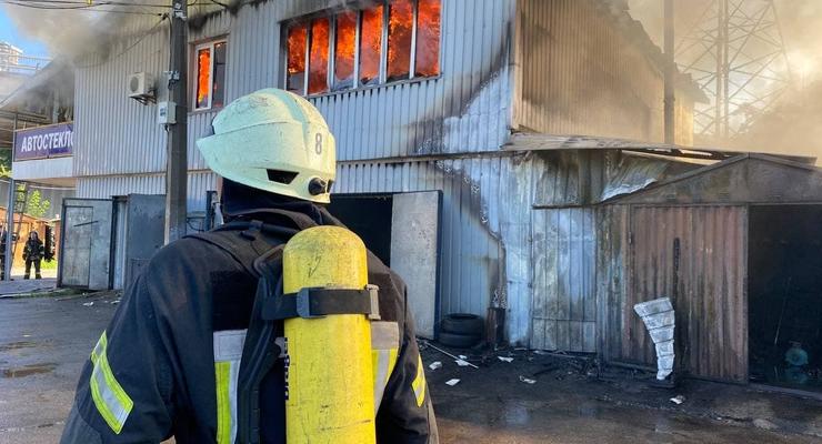 В Киеве горит здание: Огонь перебросился на гаражи