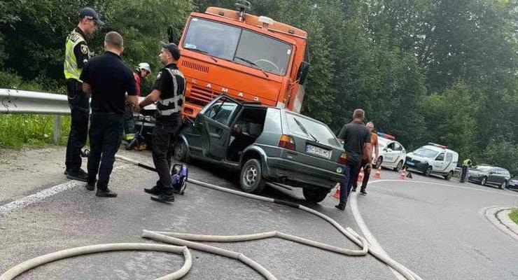 На Львовщине легковушка врезалась в грузовик: Двое погибших