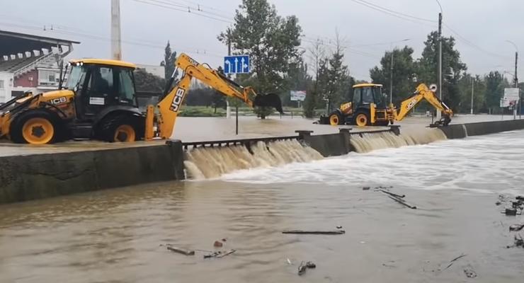 Наводнение в Керчи: Двое погибших, ситуация ухудшается