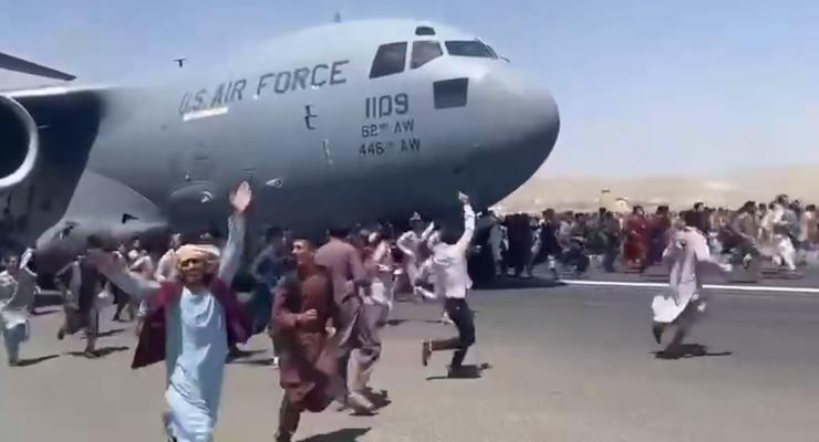 Исход: В Кабуле афганцы цепляются за взлетающие самолеты и падают вниз