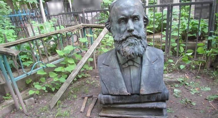 Судят двух киевлян, надругавшихся над могилой украинского ученого