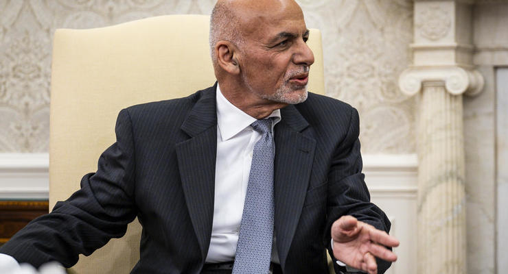 Не успел надеть ботинки: Президент Гани рассказал о бегстве из Кабула