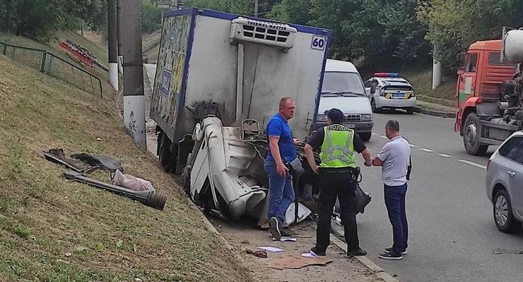 В Харькове у грузовика на ходу оторвалась кабина: Водитель погиб
