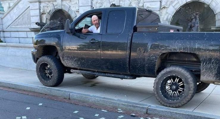 Угрожавший взорвать грузовик у Конгресса сдался полиции