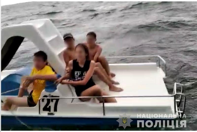 Пятерых детей на катамаране унесло в море / npu.gov.ua