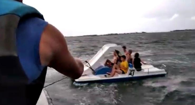 Арабатская Стрелка: пятерых детей на катамаране унесло в море