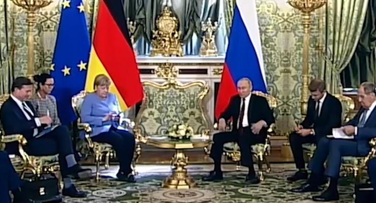 На встрече Меркель и Путина в Кремле произошел курьез (видео)