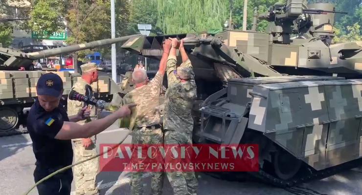 На репетиции парада в Киеве сломался танк