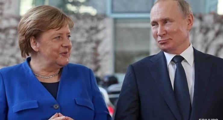Путин попросил Меркель "надавить" на Киев