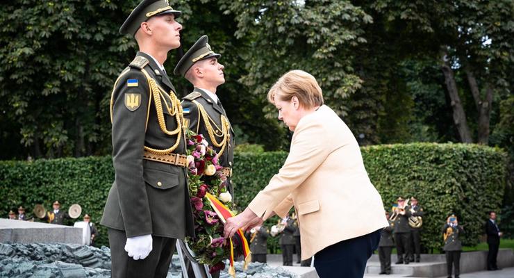 Меркель в Киеве возложила цветы к Могиле Неизвестного солдата