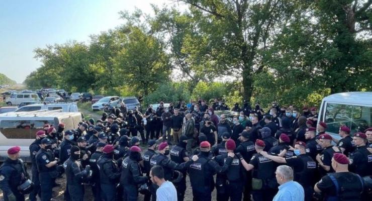 Стычки во время поднятия Зеленским флага в центре Украины: задержаны 6 человек