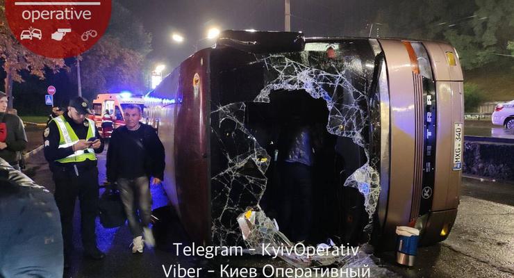 В Киеве перевернулся автобус: госпитализировали 8 человек