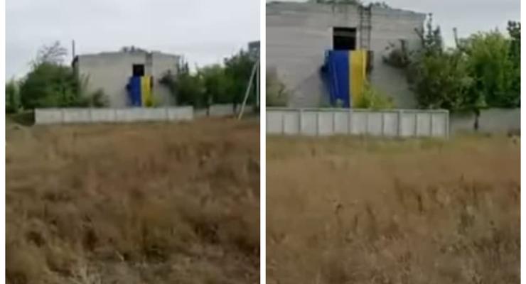 В Луганске у базы боевиков вывесили флаг Украины