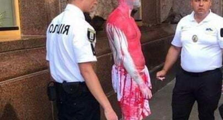 Мужчине, облившему краской флагшток перед КГГА, сообщили о подозрении