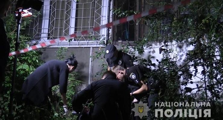 В Киеве прохожие задержали мужчину, сбросившего с 7-го этажа женщину