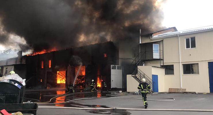 В Виннице произошел масштабный пожар на складе