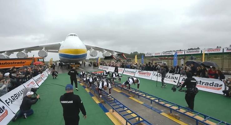 Украинские стронгмены протянули самолет "Мрия" на 4 метра
