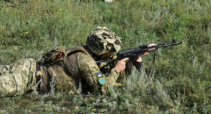 За сутки боевики трижды обстреляли Донбасс, ранен военный