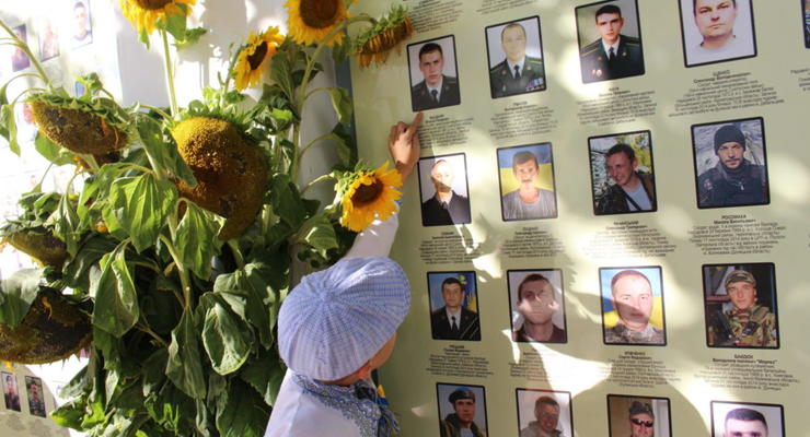 Сегодня – День памяти защитников Украины
