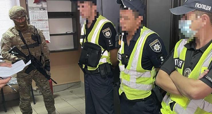 На Херсонщине полицейские собирали "дань" с водителей перегруженных фур