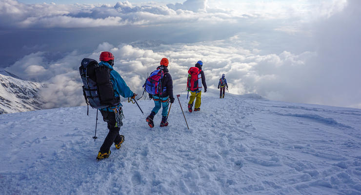 Украинские альпинисты пострадали при восхождении на гору Казбек