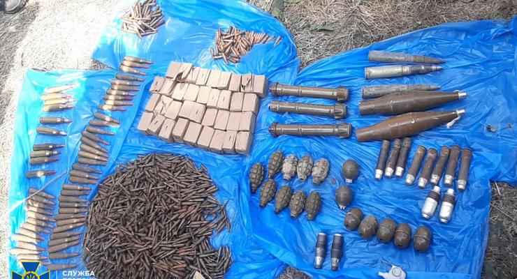 СБУ нашла склад оружия боевика "Пятнашки": 3 тыс патронов и гранаты