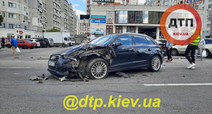 В Киеве водитель Audi врезался в три автомобиля и ушел в кафе
