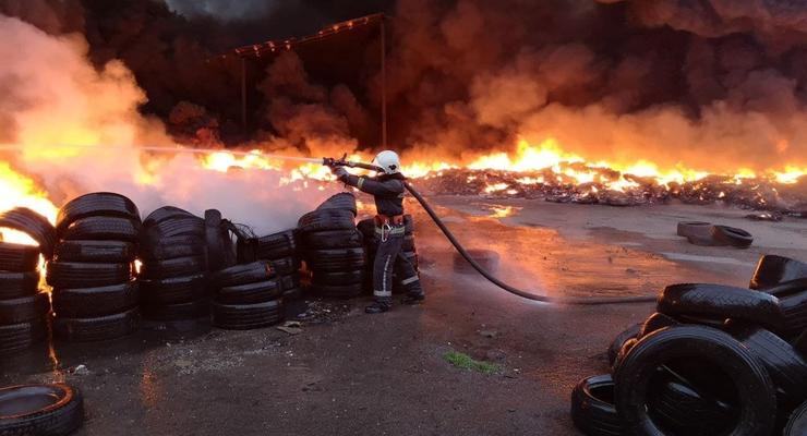 На Киевщине горел крупный склад покрышек