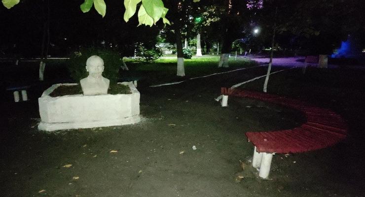 На Одесчине неизвестные поставили в парке памятник Ленину