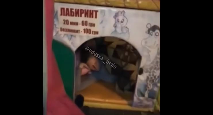 Мешают спать отцу: В Одессе мать с младенцем неделю ночует на улице