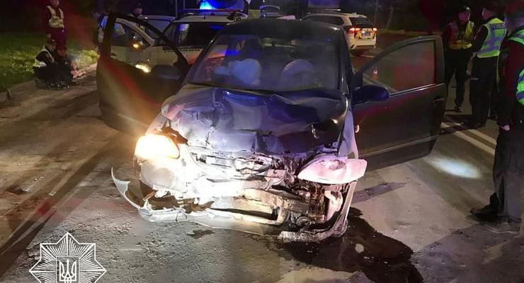 Во Львове пьяный водитель врезался в полицейский автомобиль