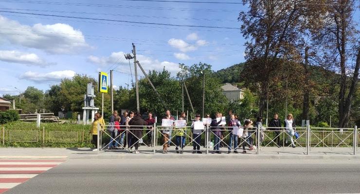 На Тернопольщине родители и ученики гимназии перекрыли дорогу