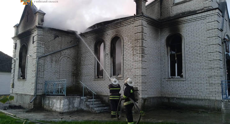 На Киевщине полностью сгорела церковь