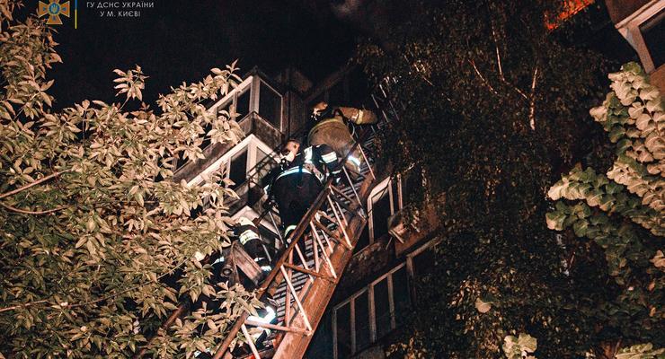 В Киеве произошел пожар в многоэтажке, погибла женщина