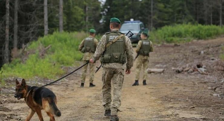 Границу с Беларусью патрулируют авиация, катера, наряды с собаками