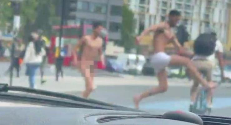 В центре Лондона голые мужчины нападали на прохожих