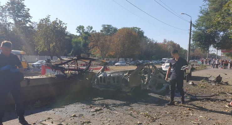 Взрыв машины в Днепре: рассматриваются только две версии