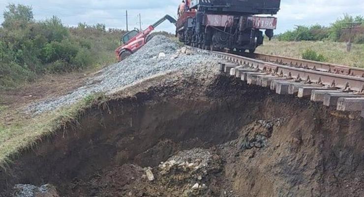 Провал на Буковине: график и маршрут поездов снова изменены