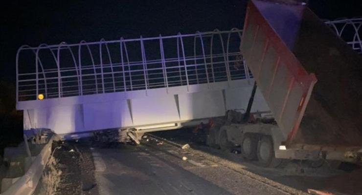 В России пешеходный мост раздавил авто, есть жертвы