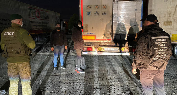 В порту под Одессой в турецких тканях нашли двух нелегалов