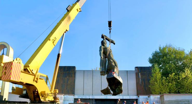 В Коломые демонтировали памятник воинам советской армии