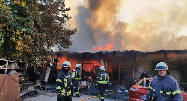 В Харькове восемь часов тушили пожар в столярном цехе