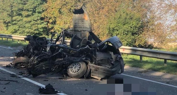 Возле Львова пять машин попали в ДТП, один человек погиб